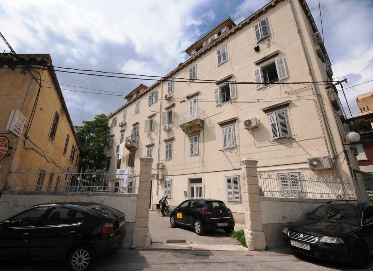 Angie Apartment Split