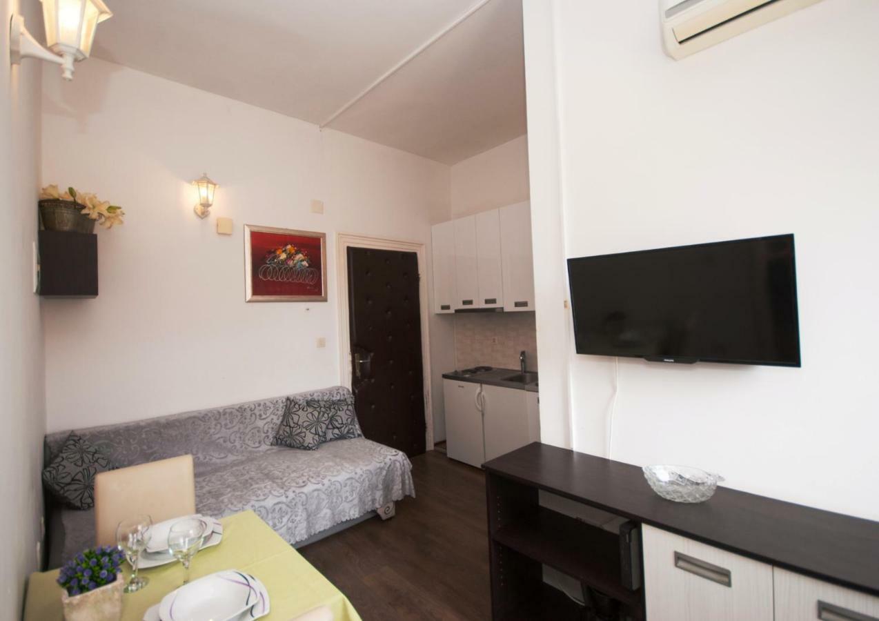 Angie Apartment Split